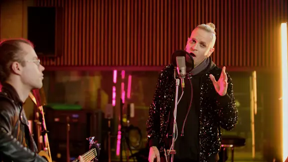 Lord Of The Lost bei einer Akustik-Performance in ihrem Studio