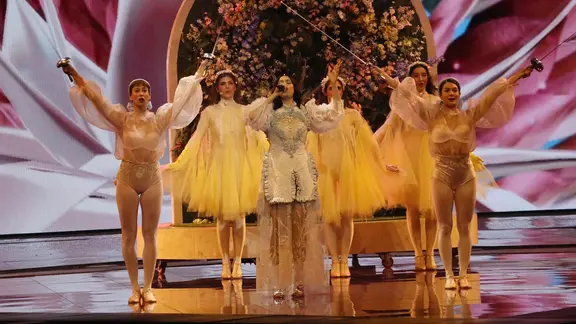 Die Sängerin Katerine Duska aus Griechenland auf der Bühne beim 1. Halbfinale