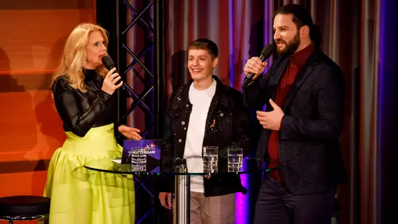 Barbara Schöneberger mit Ben Dolic und Komponist Borislav Milanov bei "Unser Lied für Rotterdam" 2020.