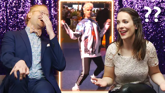 Ein lachender Stefan Spiegel und eine ratlose Alina Stiegler neben dem tanzenden deutschen ESC-Act Jendrik.