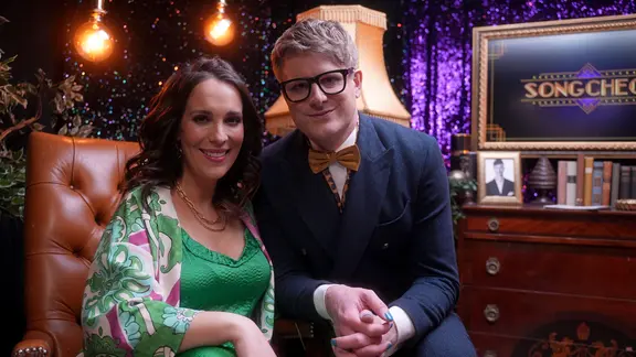 Stefan Spiegel und Alina Stiegler im Studio des ESC-Songcheck 2023.