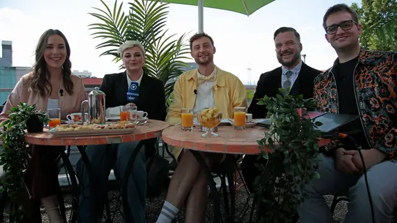 Alina Stiegler, ela., Constantin Zöller, Dr. Irving Wolther und Marcel Stober im Set von "Alles Eurovision - Die Nachbesprechung" 2025