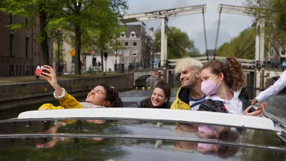 Jendrik und seine Crew Elvin, Sophia und Myriam auf einem Boot in Amsterdam.