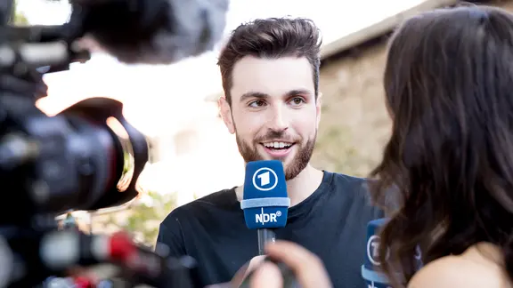 Der ESC Teilnehmer der Niederlande Duncan Laurence im Gespräch mit Alina Stiegler.