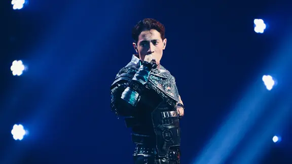 Kyle Alessandro auf der Bühne für Norwegen in Basel