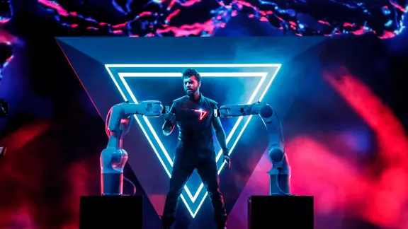 Für Aserbaidschan steht Chingiz mit "Truth" auf der ESC-Bühne.