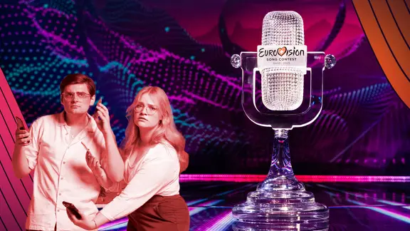 Miguel Robitzky und Carolin Worbs zusammen mit der ESC-Trophäe.