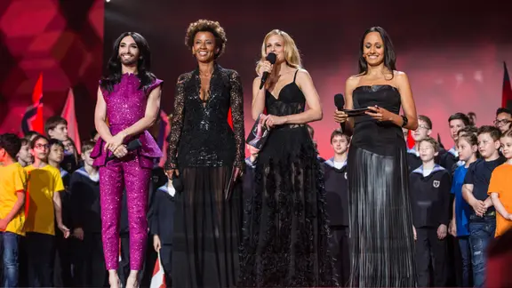 Conchita, Arabella Kiesbauer, Mirjam Weichselbraun und Alice Tumler auf der ESC-Bühne in Wien.