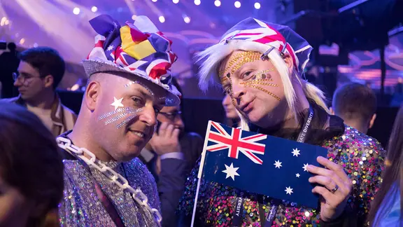 Zwei Fans haben sich maskiert und verkleidet.