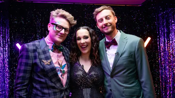 Die ESC-Moderatoren Stefan Spiegel, Alina Stiegler und Consi.