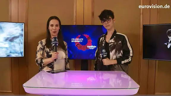 Alina Stiegler spricht in Kiew mit dem bulgarischen ESC-Kandidaten Kristian Kostov.