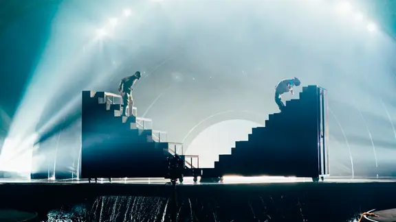 Der Sänger Nadir Rustamli auf der ESC-Bühne in Turin.