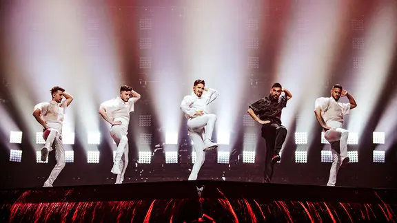 Michael Ben David (Israel) mit "I.M" auf der Bühne in Turin.