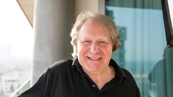 Peter Urban lächelt in die Kamera.