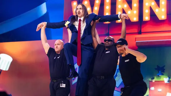 Tommy Cash auf der Bühne für Estland in Basel.