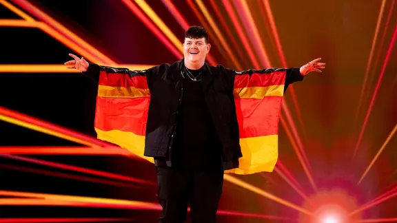 ISAAK bei der Einlauf-Parade mit der deutschen Flagge auf der ESC-Bühne in Malmö.