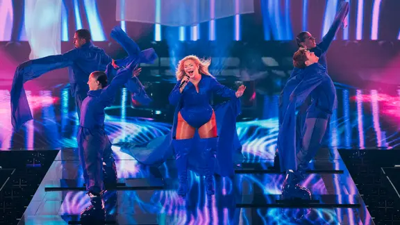 Sissal auf der Bühne für Dänemark in Basel