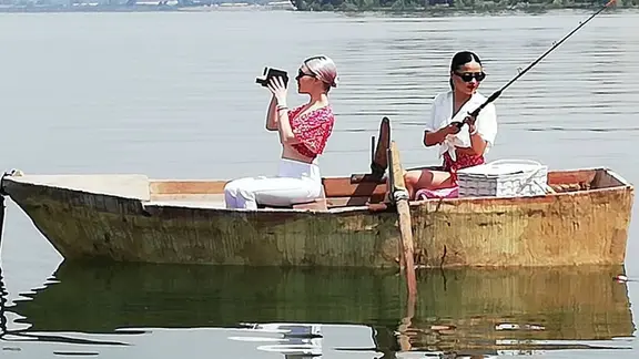 Das Duo S!sters bei ihrem Besuch in Israel um die Postcards für den Eurovision Song Contest zu drehen.