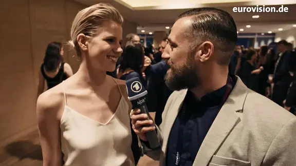 Bürger Lars Dietrich spricht bei der ESC-Eröffnung mit Levina.