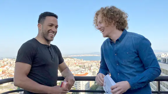 Der österreichische ESC-Kandidat Cesár Sampson mit dem deutschen Michael Schulte.
