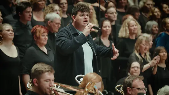 Isaak singt mit einem Orchester und mehreren Chören in Lübeck.