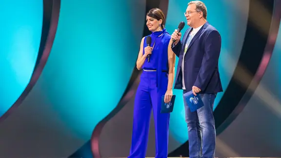 Linda Zervakis und Elton moderieren den deutschen Vorentscheid in Berlin.