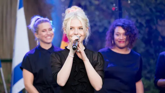 Carlotta Truman von der deutschen Gruppe S!sters singt in der Deutschen Botschaft