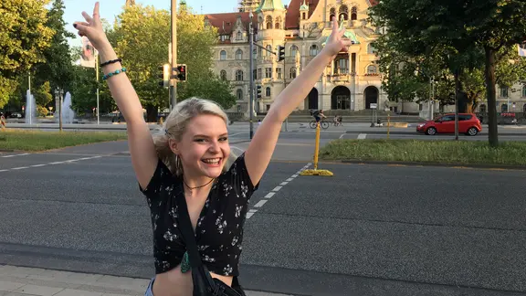 Carlotta Truman vor dem Neuen Rathaus in Hannover.