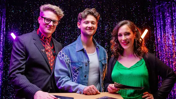 Stefan Spiegel im schwarzen Anzug, Eldar Qasimov mit Jeansweste und Alina Stiegler in grüner Bluse.