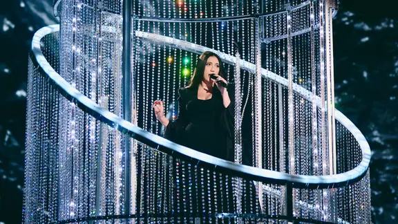 Yuval Raphael auf der Bühne für Israel in der St. Jakobshalle