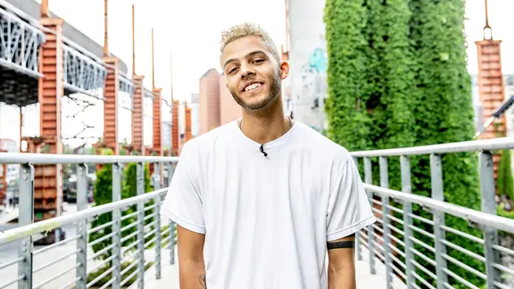 Malik Harris strahlt in die Kamera.