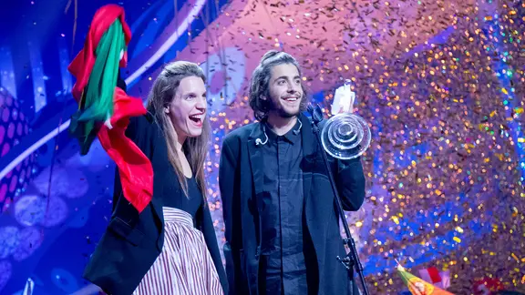 Der ESC-Gewinner Salvador Sobral mit seiner Schwester.