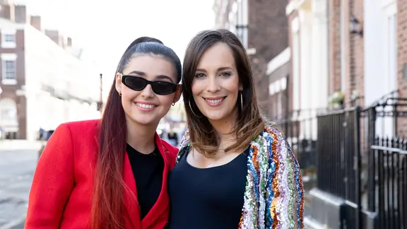 Alessandra aus Norwegen mit Alina Stiegler beim ESC 2023 in Liverpool.