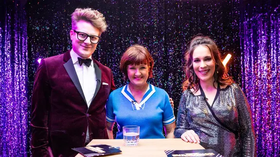 Die ESC-Moderatoren Stefan Spiegel und Alina Stiegler mit Annette Dittert.