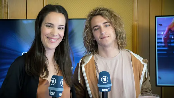 Alina Stiegler spricht in Kiew mit dem spanischen ESC-Kandidaten Manel Navarro.