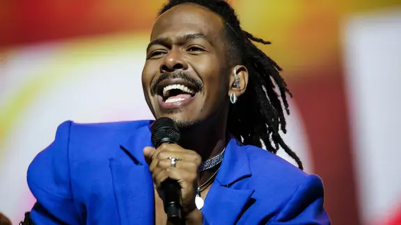 Jeangu Macrooy (Niederlande) mit Tänzern auf der Bühne.