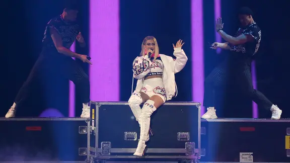 Für Weißrussland steht Zena mit v auf der ESC-Bühne.