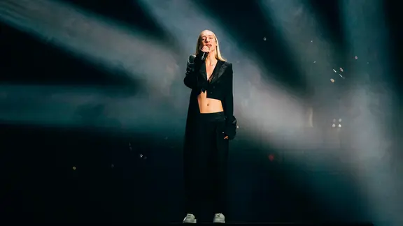Die Sängerin S10 auf der ESC-Bühne in Turin.