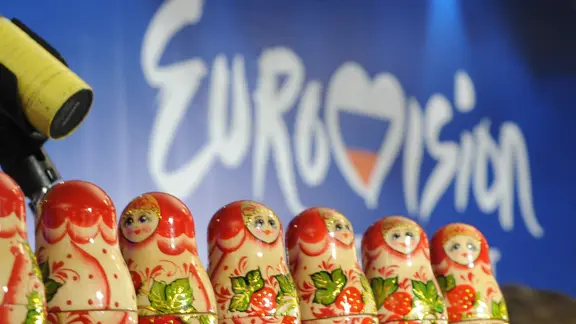 Eine Reihe Matrjoschkas vor dem Logo des Eurovision Song Contest 2009