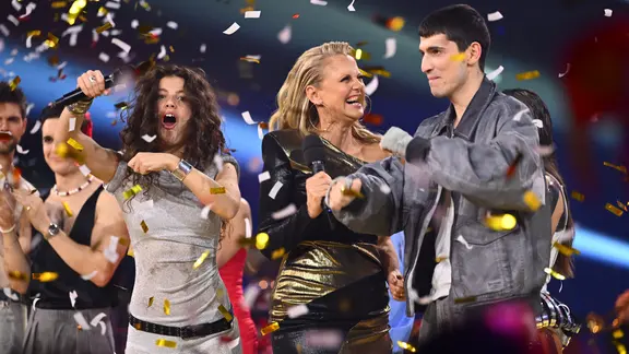 Finale von "Chefsache ESC": Gewinner Abor & Tynna mit Barbara Schöneberger