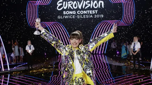 Viki Gabor aus Polen mit der Siegertrophäe des Junior Eurovision Song Contest 2019.