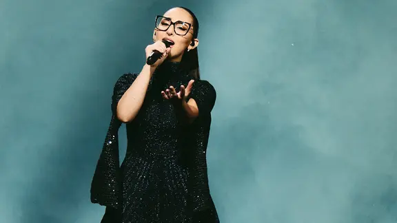 Klavdia auf der Bühne für Griechenland in Basel