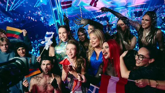 Hazel Brugger mit den Gewinnern des zweiten Halbfinales in Basel.