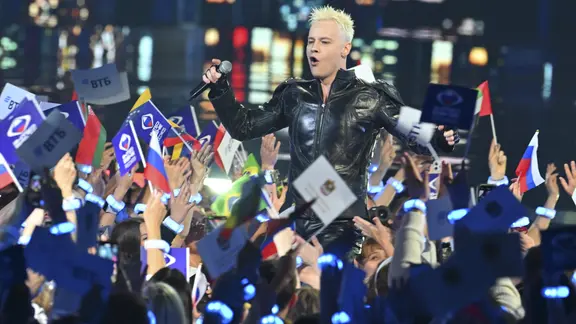 Der russische Sänger Shaman geht bei der Intervision 2025 durchs Publikum