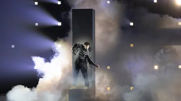 Gjon's Tears (Schweiz) auf der Bühne.