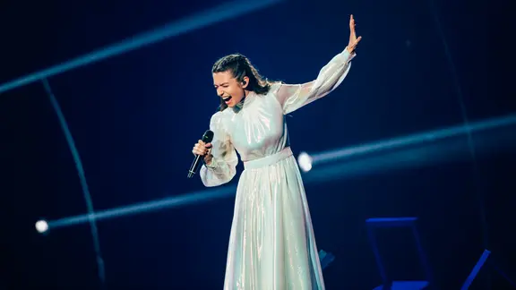 Die Sängerin Amanda Georgiadi Tenfjord auf der ESC-Bühne in Turin.