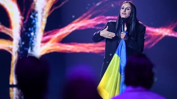 Die ukrainische Sängerin Jamala beim deutschen Vorentscheid auf der Bühne.