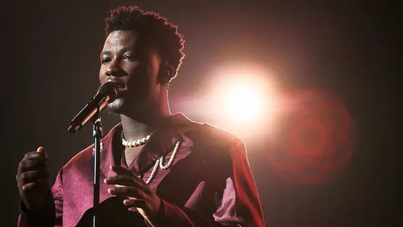 Claude auf der Bühne für die Niederlande in der St. Jakobshalle