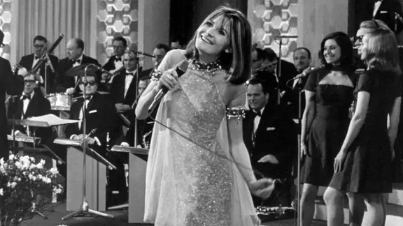 Sandie Shaw, natürlich barfuß, vertritt Großbritannien 1967 beim Grand Prix und belegt den 1. Platz.