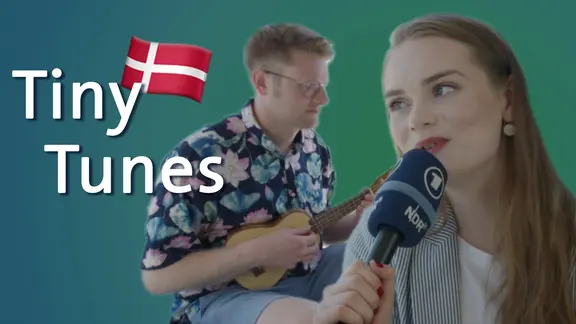 Leonora aus Dänemark singt gefühlvoll, im Hintergrund spielt Stefan Spiegel auf einer Ukulele.